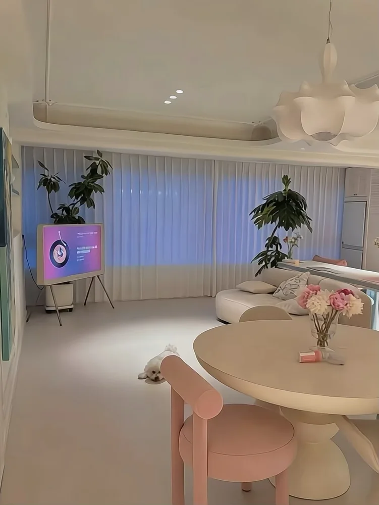 白い部屋にピンクを少し🪑